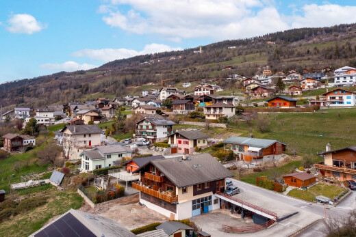 vue sur la montagne avec day time, vue résidentielle, et residential view