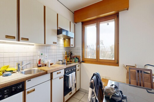 küche mit weiße schränke, white cabinets, arbeitsplatten, light countertops, und natural light
