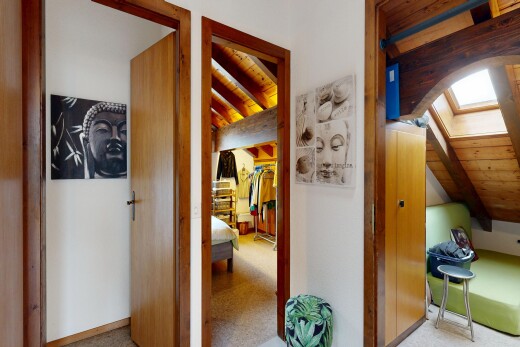 couloir avec plafond en bois, wood ceiling, plafond à poutres, beamed ceiling, et inside property