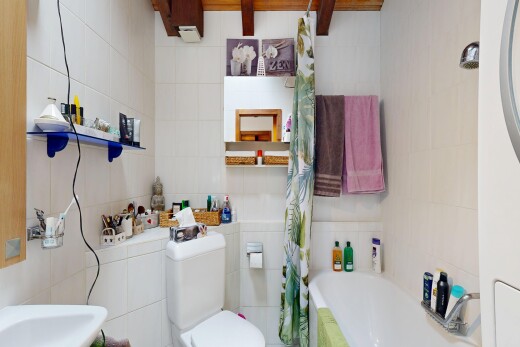bad mit toilette, fliesenwand, tile wall, inside property, und komplettes badezimmer
