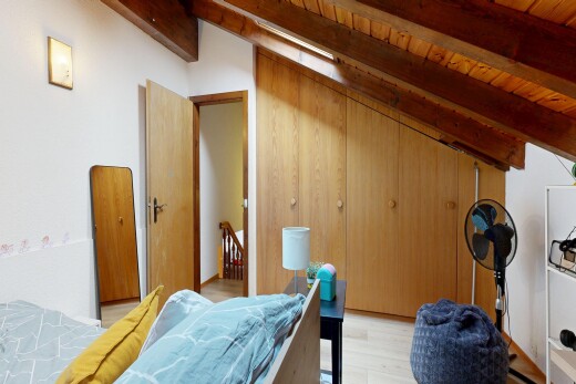 zimmer / schlafzimmer mit balkendecke, beamed ceiling, holzfußboden, wood finish floor, und inside property