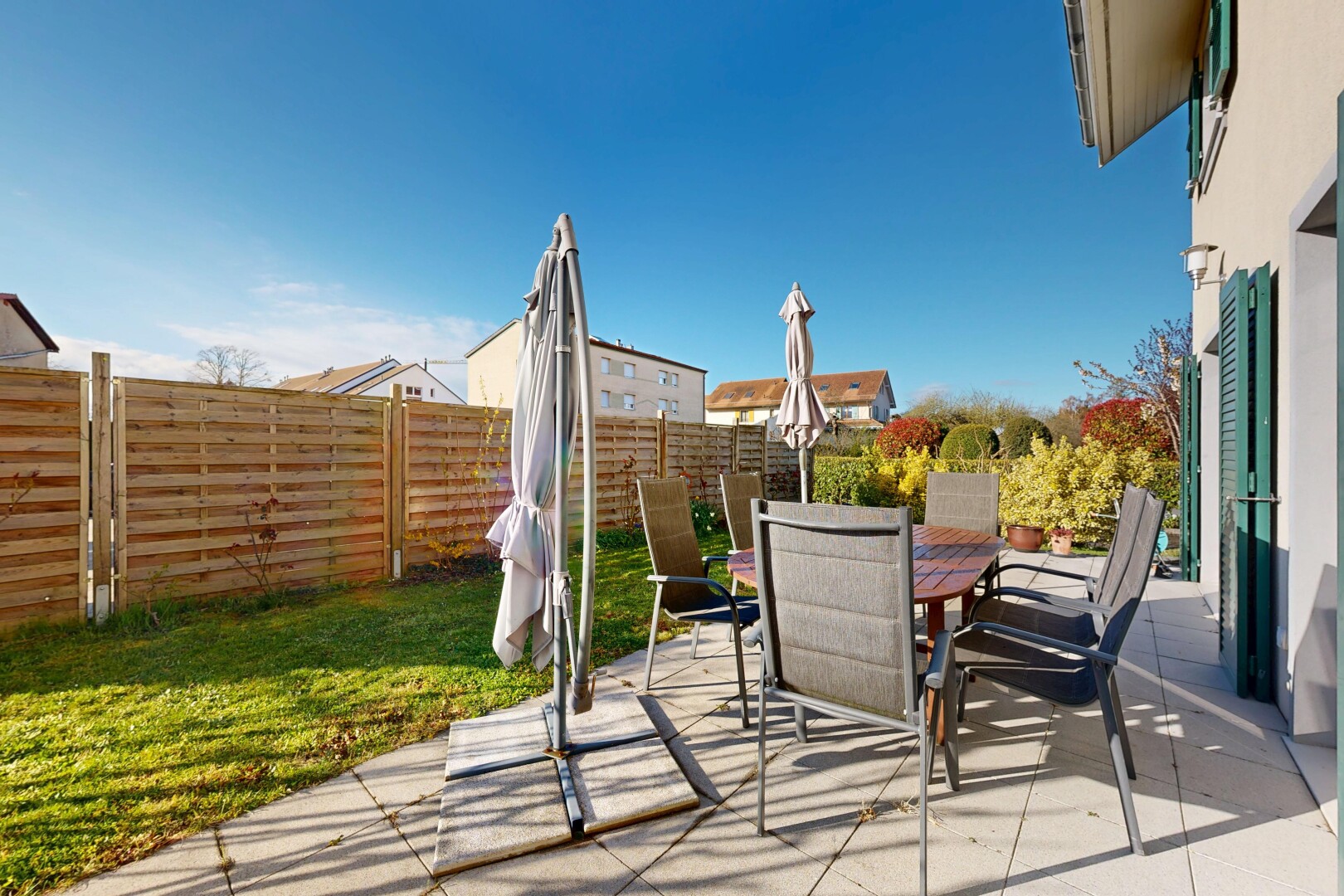 terrasse avec terrasse, day time, coin repas extérieur, clôture, et pelouse