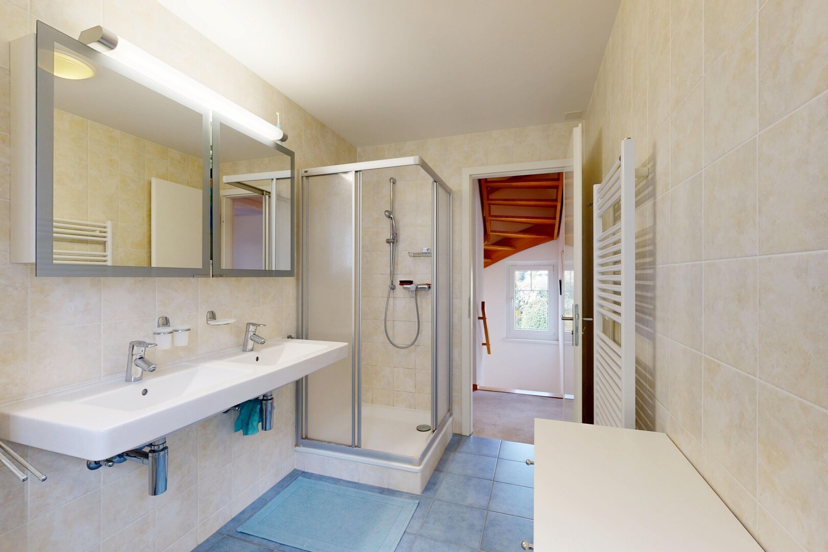 salle de bains avec chauffe-serviettes, douche, salle de bain complète, miroir, et light floor