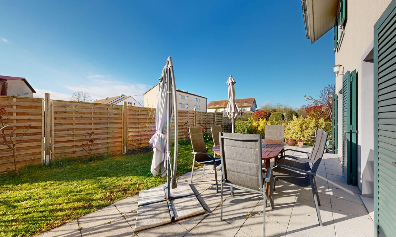 terrasse avec terrasse, day time, coin repas extérieur, clôture, et pelouse