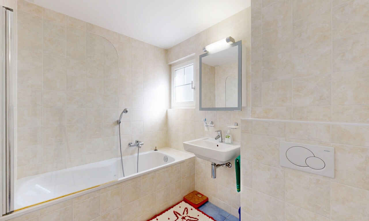 salle de bains avec mur en carrelage, tile wall, bain, miroir, et salle de bain complète