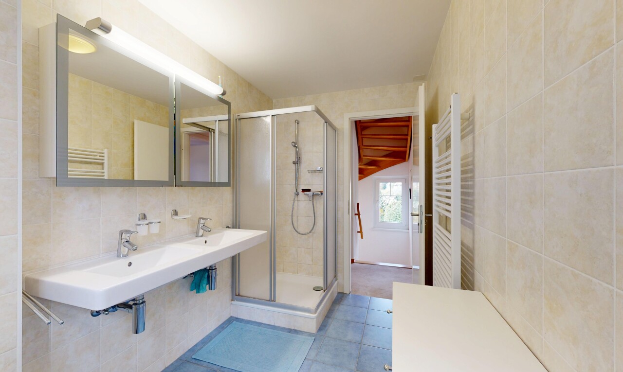 salle de bains avec chauffe-serviettes, douche, salle de bain complète, miroir, et light floor