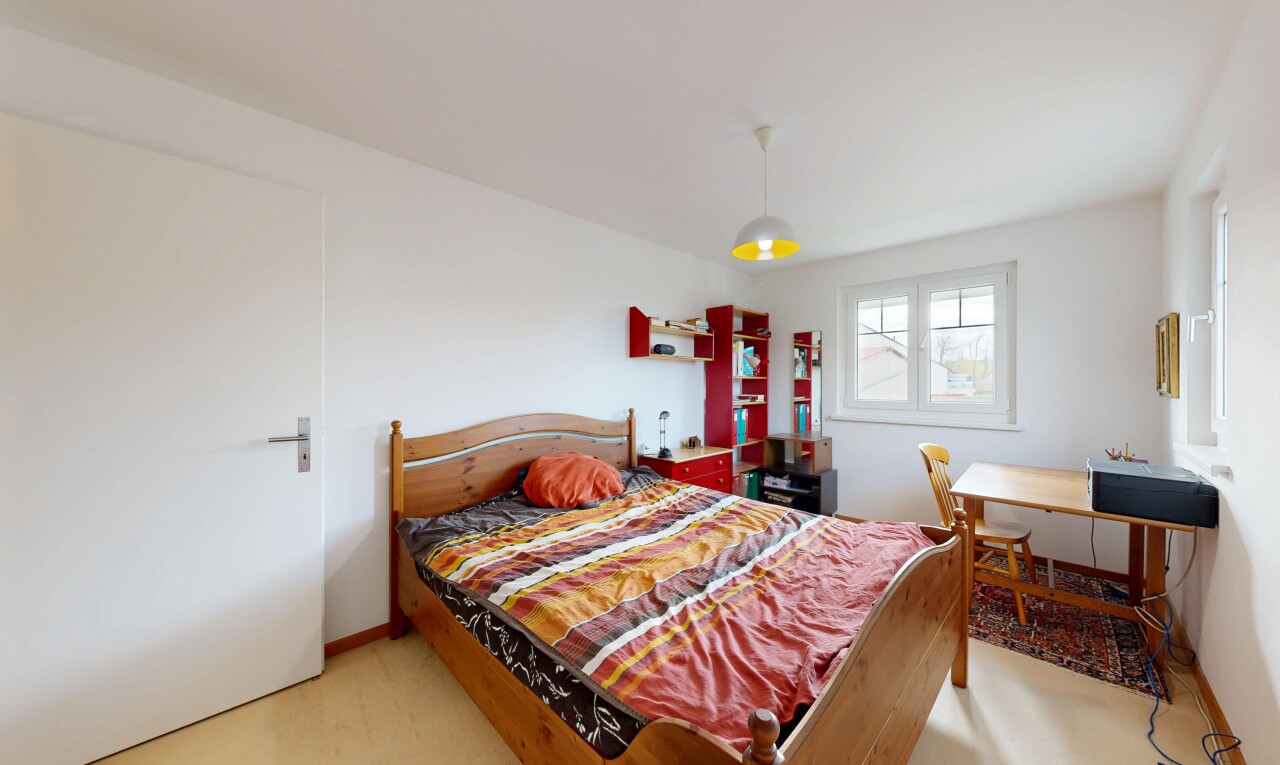 chambre avec inside property, cloison sèche, drywall, lumière naturelle, et natural light