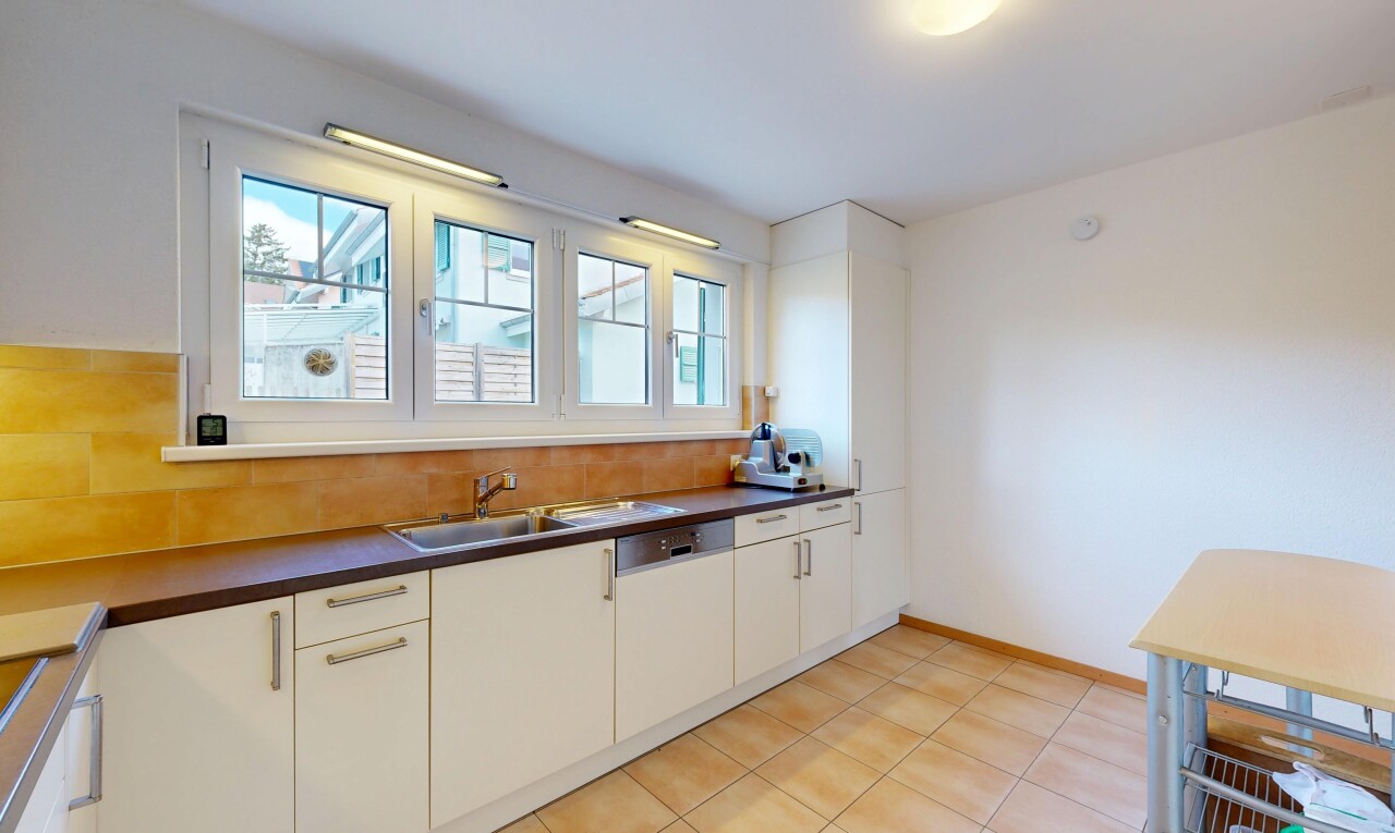 cuisine avec light floor, dark countertops, plans de travail, natural light, et lumière naturelle