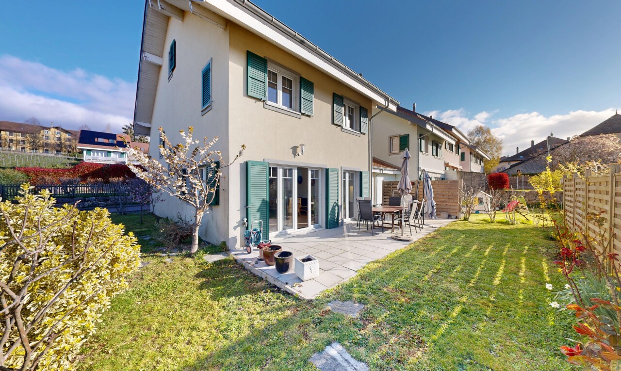 façade avec clôture, pelouse, bardage en stuc, terrasse, et day time