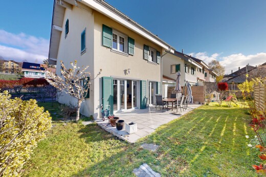 façade avec clôture, pelouse, bardage en stuc, terrasse, et day time