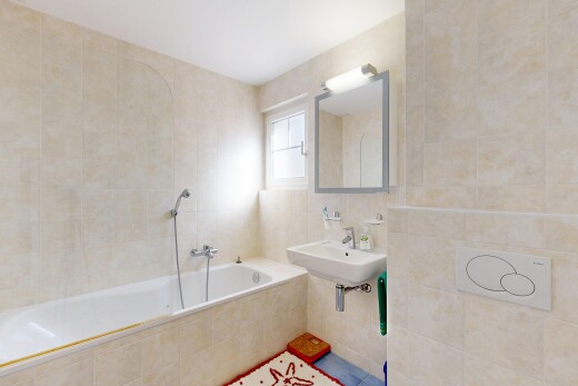 salle de bains avec mur en carrelage, tile wall, bain, miroir, et salle de bain complète