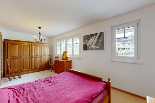 chambre avec cloison sèche, drywall, inside property, lustre remarquable, et lumière naturelle