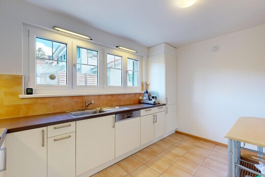 cuisine avec light floor, dark countertops, plans de travail, natural light, et lumière naturelle