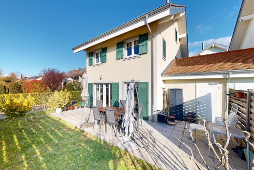 façade avec from property, day time, bardage en stuc, pelouse, et terrasse