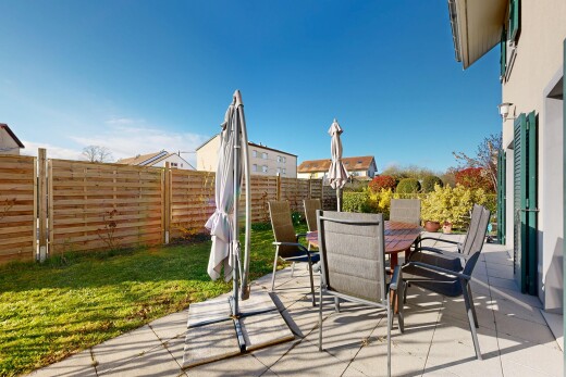 terrasse avec terrasse, day time, coin repas extérieur, clôture, et pelouse