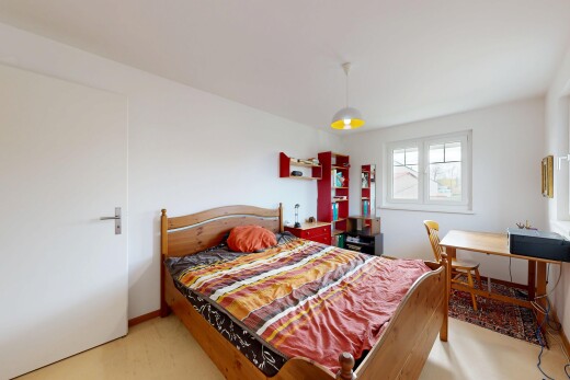 chambre avec inside property, cloison sèche, drywall, lumière naturelle, et natural light