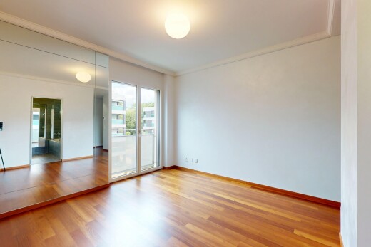 leerer raum mit crown molding, kronenstuck, natural light, natürliches licht, und inside property