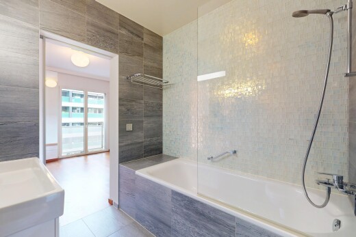 bad mit kombiniertes bad / dusche, fliesenwand, tile wall, komplettes badezimmer, und tile tub