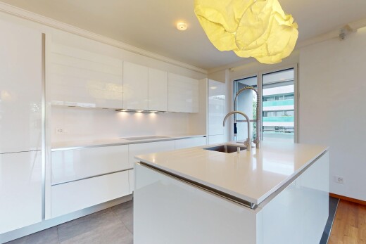 küche mit weiße schränke, schränke mit flachen paneelen, natürliches licht, natural light, und kronenstuck