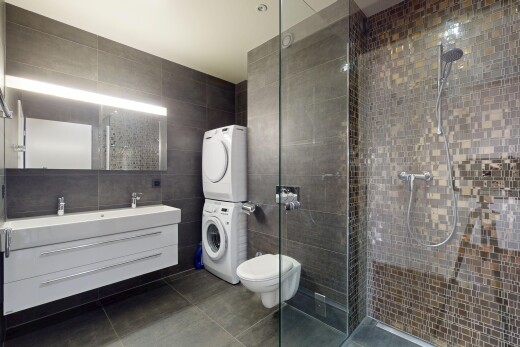 bad mit fliesenwand, tile wall, spiegel, komplettes badezimmer, und dusche