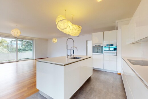 küche mit weiße schränke, arbeitsplatten, inside property, pendelleuchte, und kücheninsel