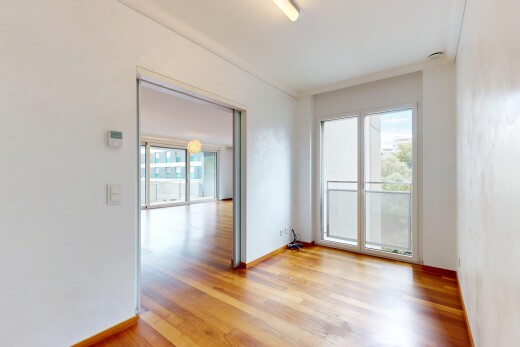 leerer raum mit natural light, natürliches licht, wood finish floor, holzfußboden, und inside property