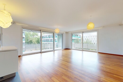 leerer raum mit natural light, natürliches licht, drywall, gipskartonwand, und wood finish floor