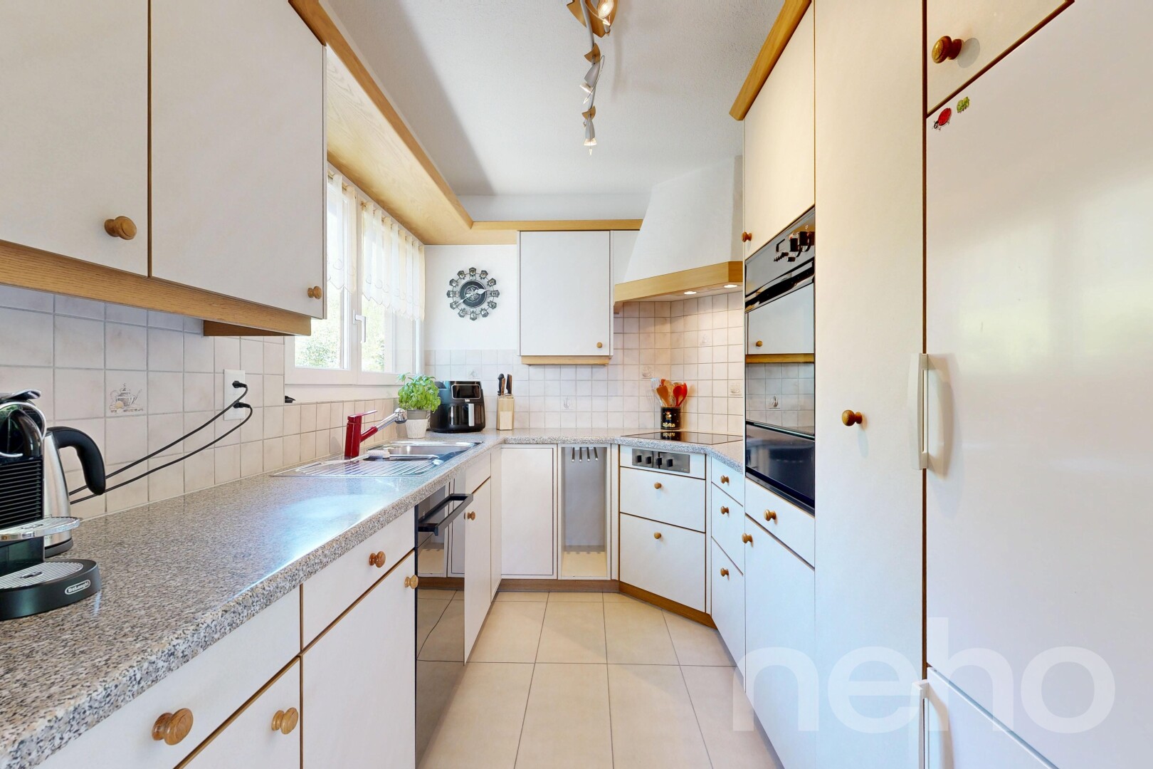 küche mit kühlschrank, light floor, light countertops, weiße schränke, und white cabinets