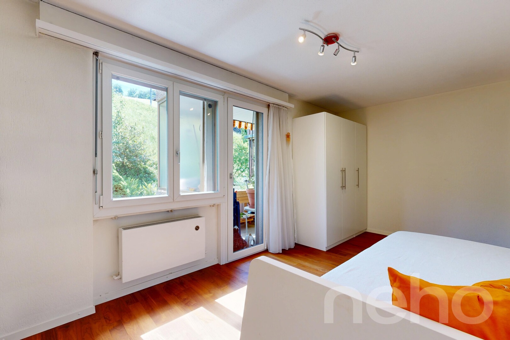 zimmer / schlafzimmer mit light floor, drywall, gipskartonwand, wood finish floor, und holzfußboden