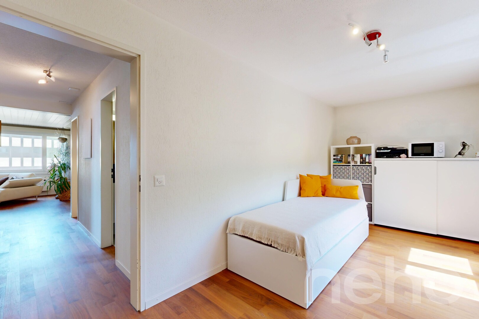 zimmer / schlafzimmer mit inside property, holzfußboden, wood finish floor, natürliches licht, und natural light
