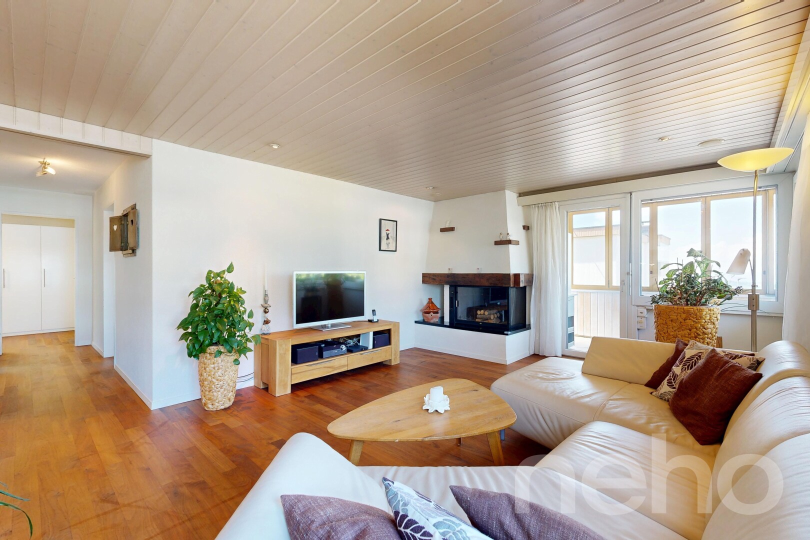 wohnzimmer mit inside property, natural light, natürliches licht, wood finish floor, und holzfußboden