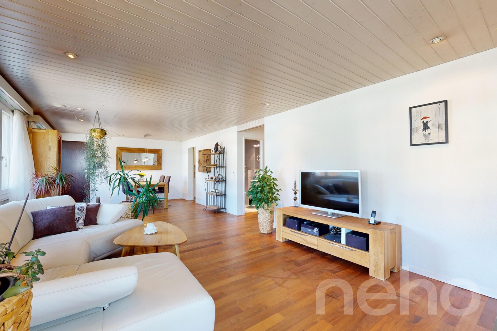 wohnzimmer mit inside property, holzfußboden, wood finish floor, fernseher, und gipskartonwand