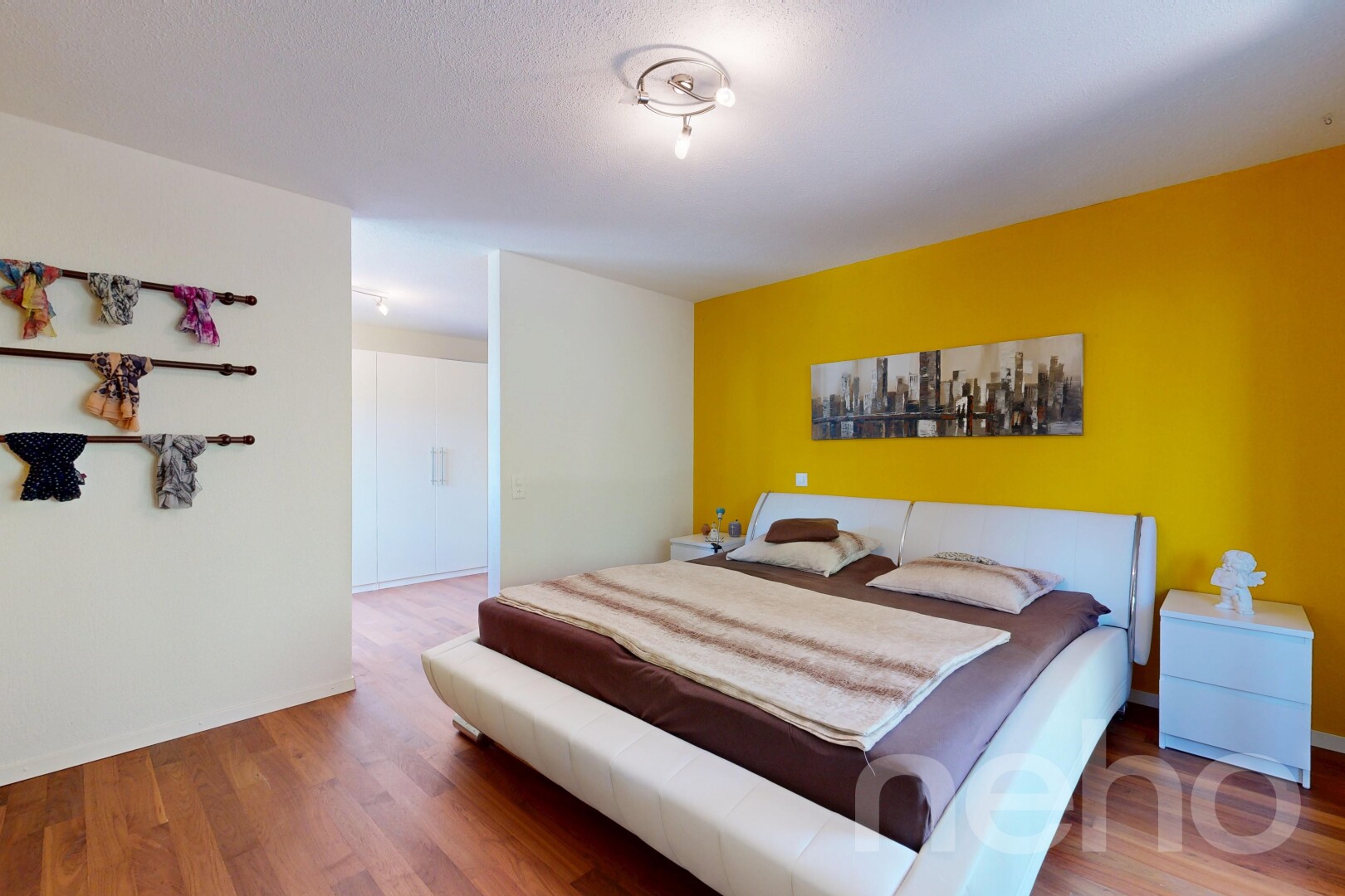 zimmer / schlafzimmer mit drywall, gipskartonwand, wood finish floor, holzfußboden, und inside property