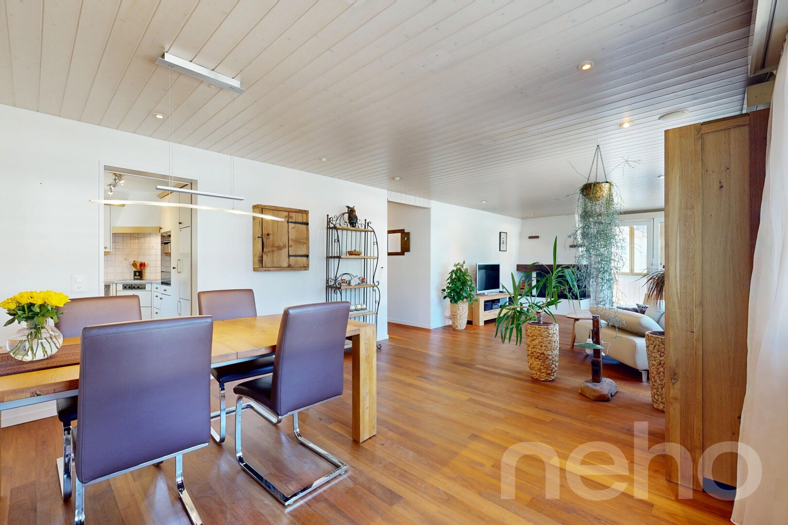 wohn- / esszimmer mit inside property, wood finish floor, holzfußboden, drywall, und gipskartonwand