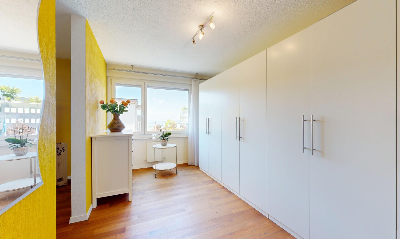 leerer raum mit day time, wood finish floor, holzfußboden, natural light, und natürliches licht