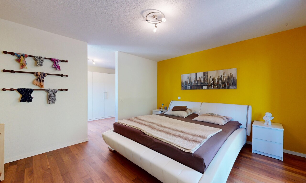 zimmer / schlafzimmer mit drywall, gipskartonwand, wood finish floor, holzfußboden, und inside property