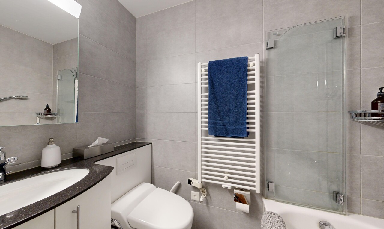 bad mit kühler, handtuchwärmer, komplettes badezimmer, spiegel, und inside property