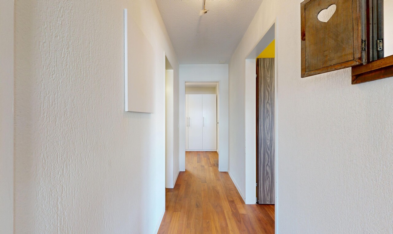 halle / korridor mit inside property, wood finish floor, holzfußboden, und light floor