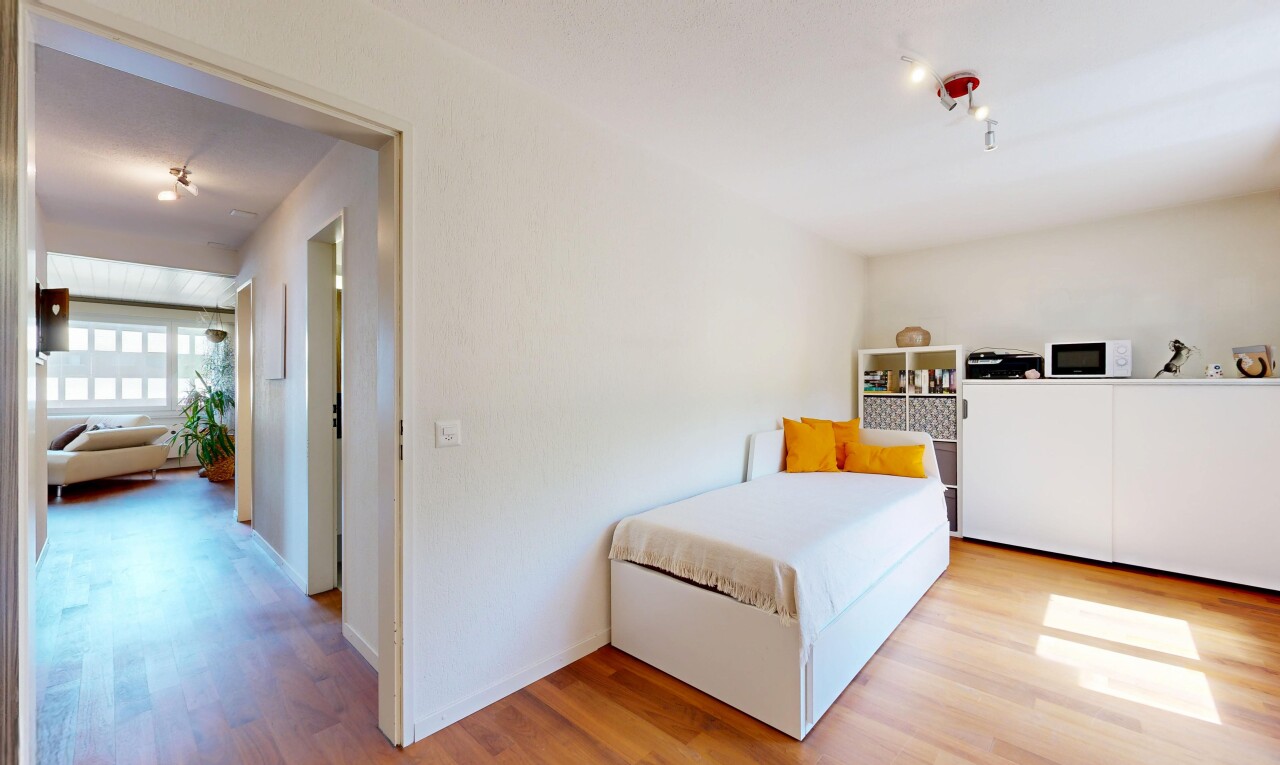 zimmer / schlafzimmer mit inside property, holzfußboden, wood finish floor, natürliches licht, und natural light