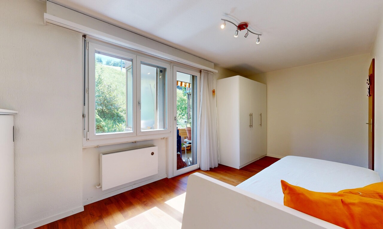 zimmer / schlafzimmer mit light floor, drywall, gipskartonwand, wood finish floor, und holzfußboden