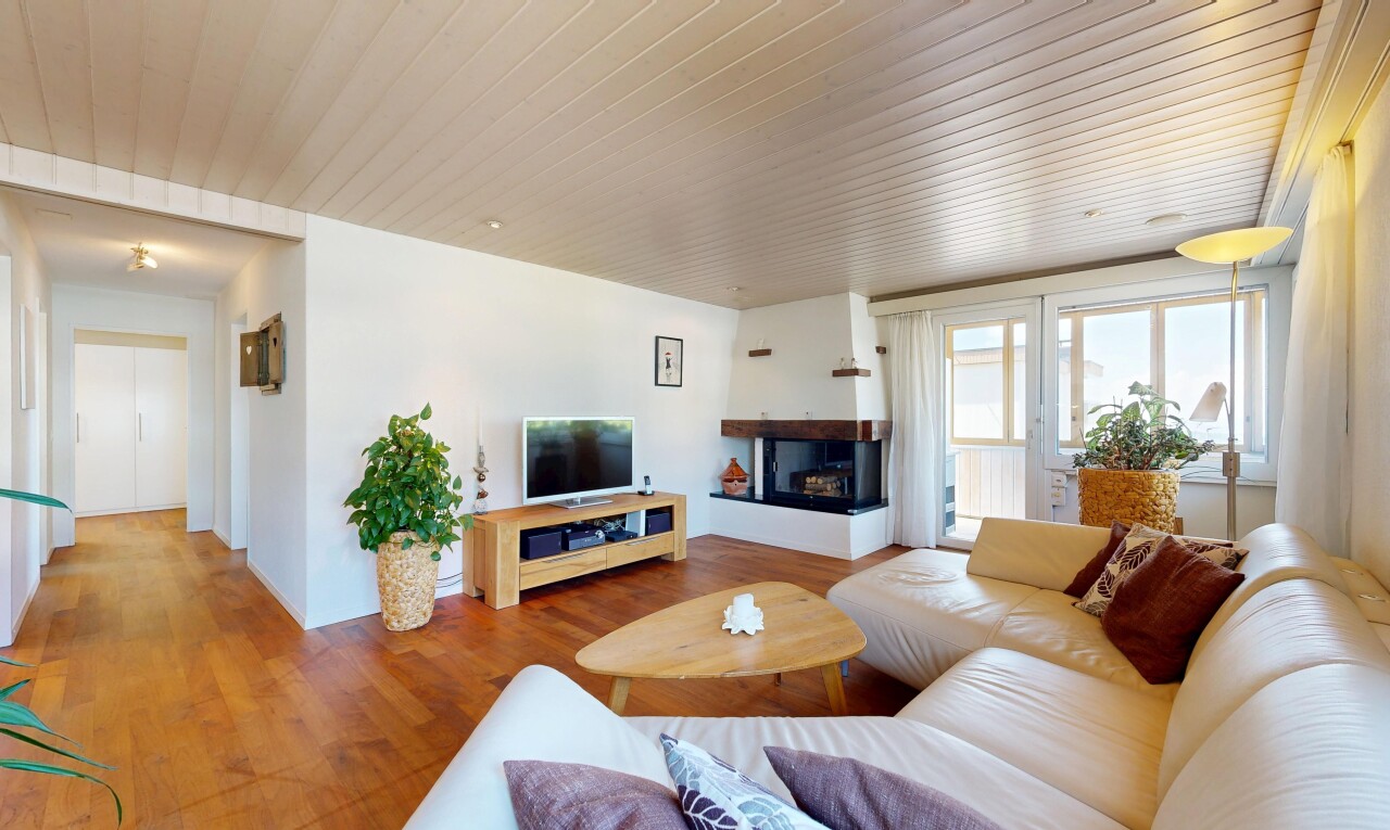 wohnzimmer mit inside property, natural light, natürliches licht, wood finish floor, und holzfußboden