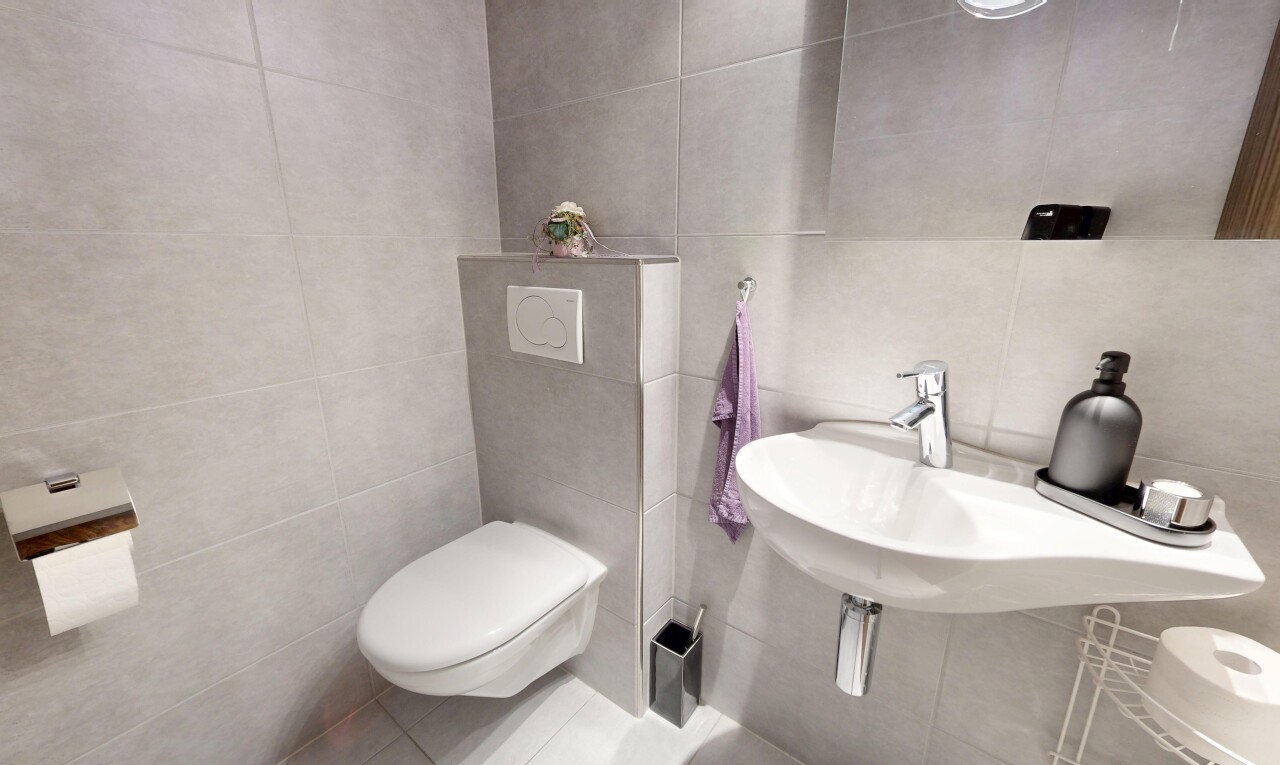 bad mit tile wall, fliesenwand, gäste-wc, inside property, und waschbecken