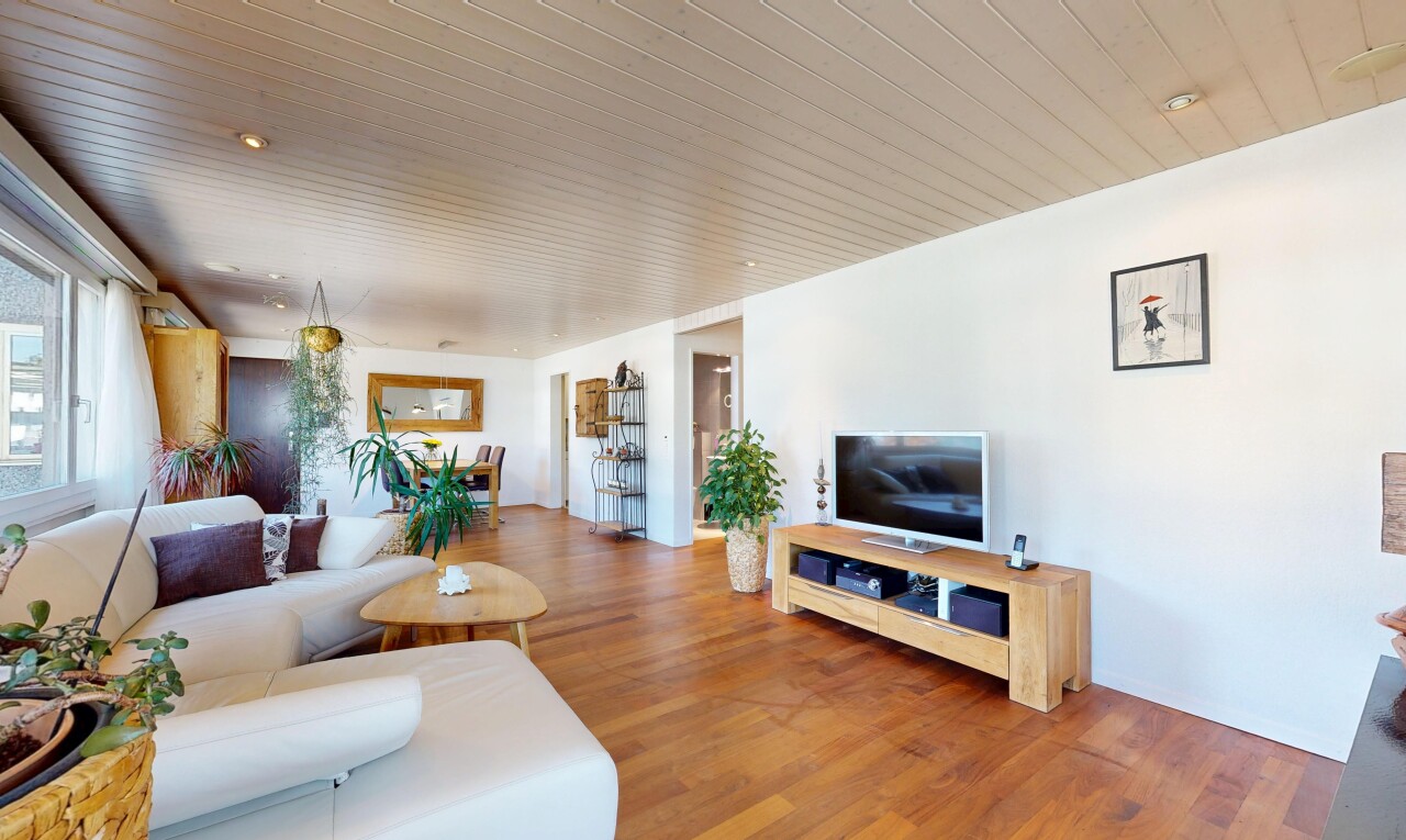 wohnzimmer mit inside property, holzfußboden, wood finish floor, fernseher, und gipskartonwand