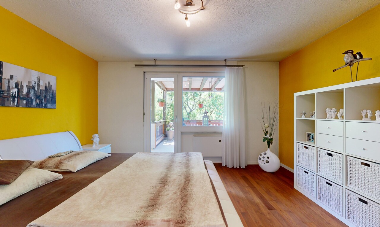 zimmer / schlafzimmer mit drywall, gipskartonwand, inside property, außenzugang, und wood finish floor