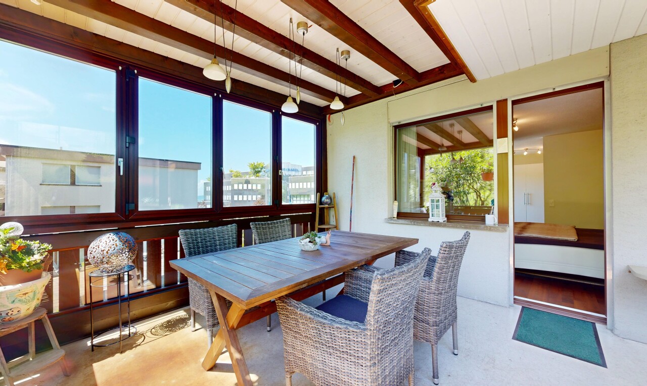 esszimmer mit inside property, day time, beamed ceiling, balkendecke, und natural light