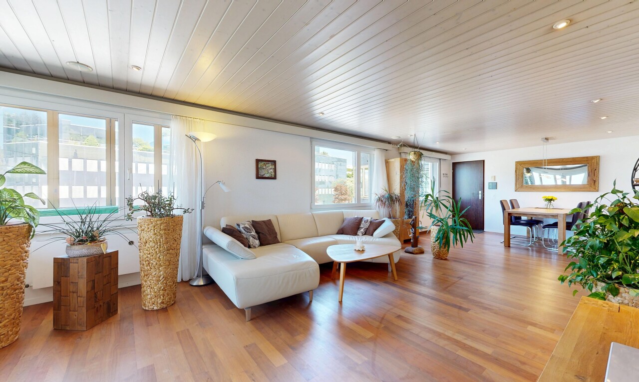wohn- / esszimmer mit inside property, wood ceiling, holzdecke, wood finish floor, und holzfußboden