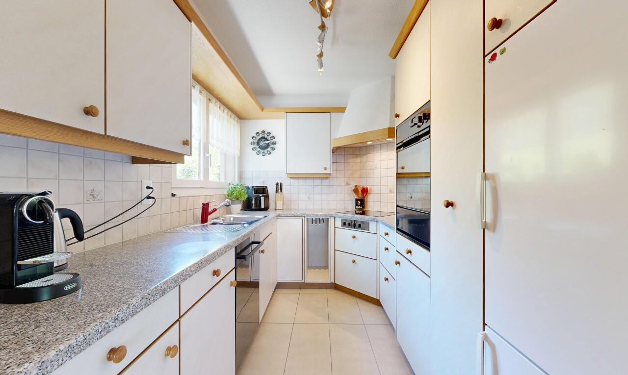 küche mit kühlschrank, light floor, light countertops, weiße schränke, und white cabinets