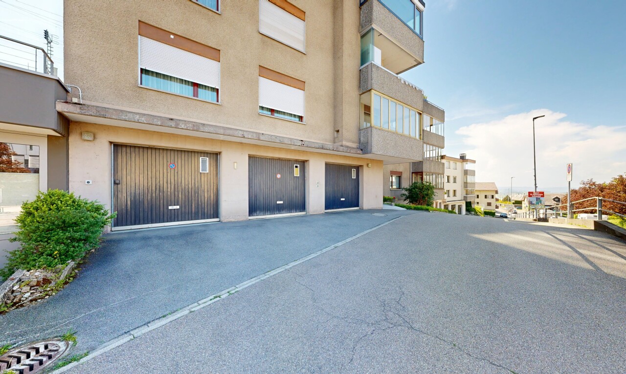 außenansicht mit day time, eingebaute garage, und from community