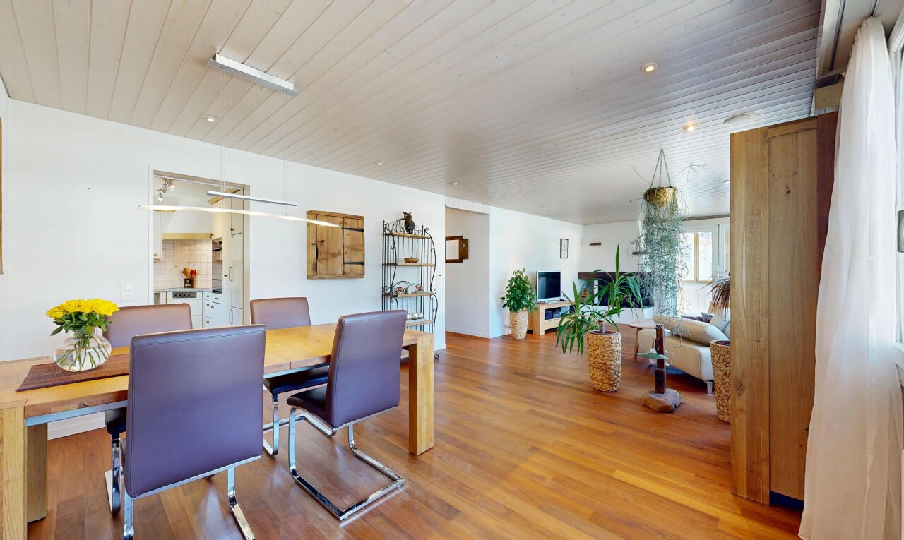 wohn- / esszimmer mit inside property, wood finish floor, holzfußboden, drywall, und gipskartonwand