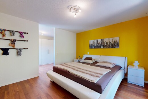 zimmer / schlafzimmer mit drywall, gipskartonwand, wood finish floor, holzfußboden, und inside property